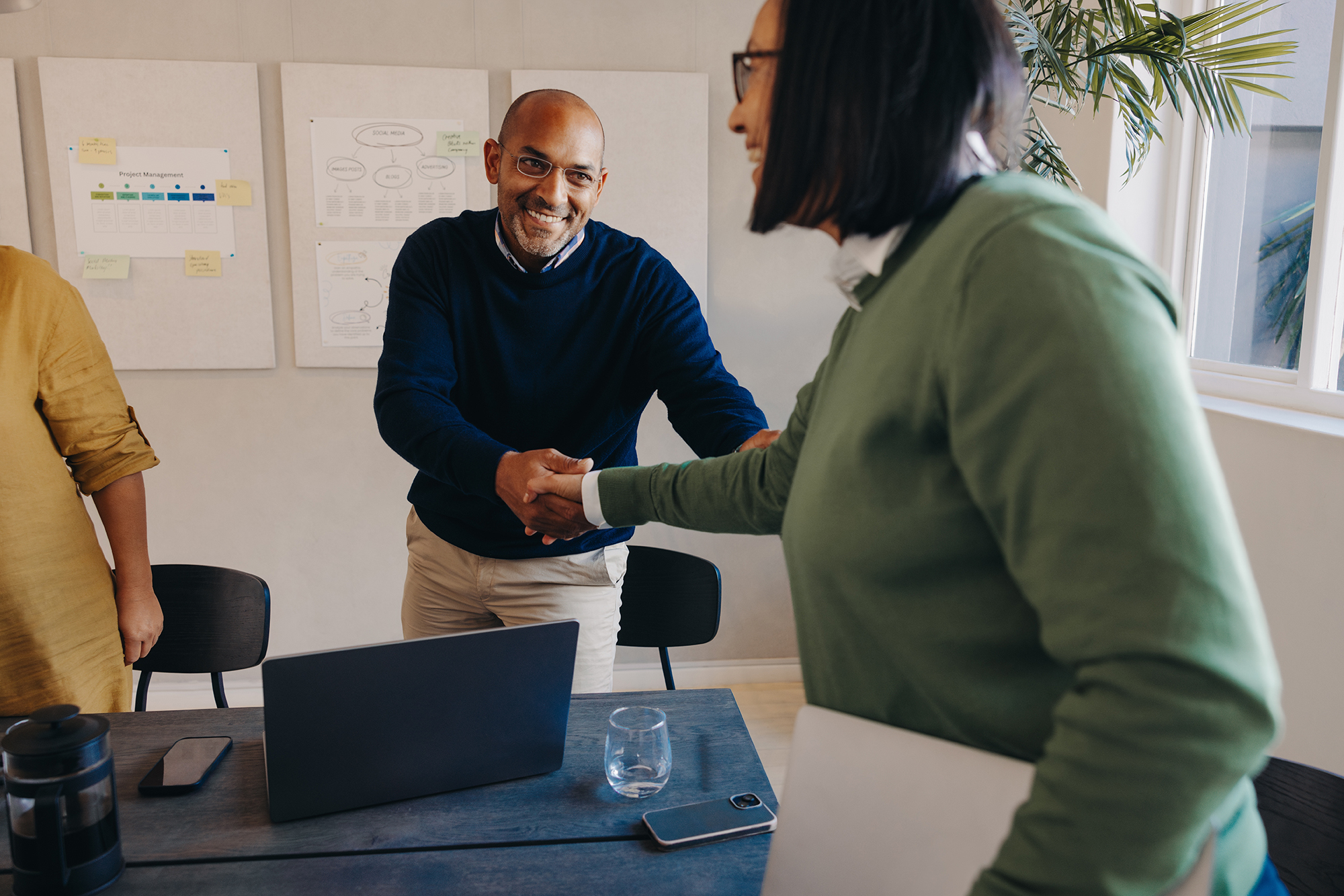 Two,Professionals,Greet,With,A,Handshake,During,A,Collaborative,Meeting
